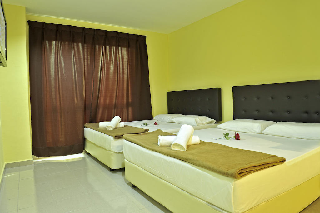 Chomelle Hotel Kuah Room photo